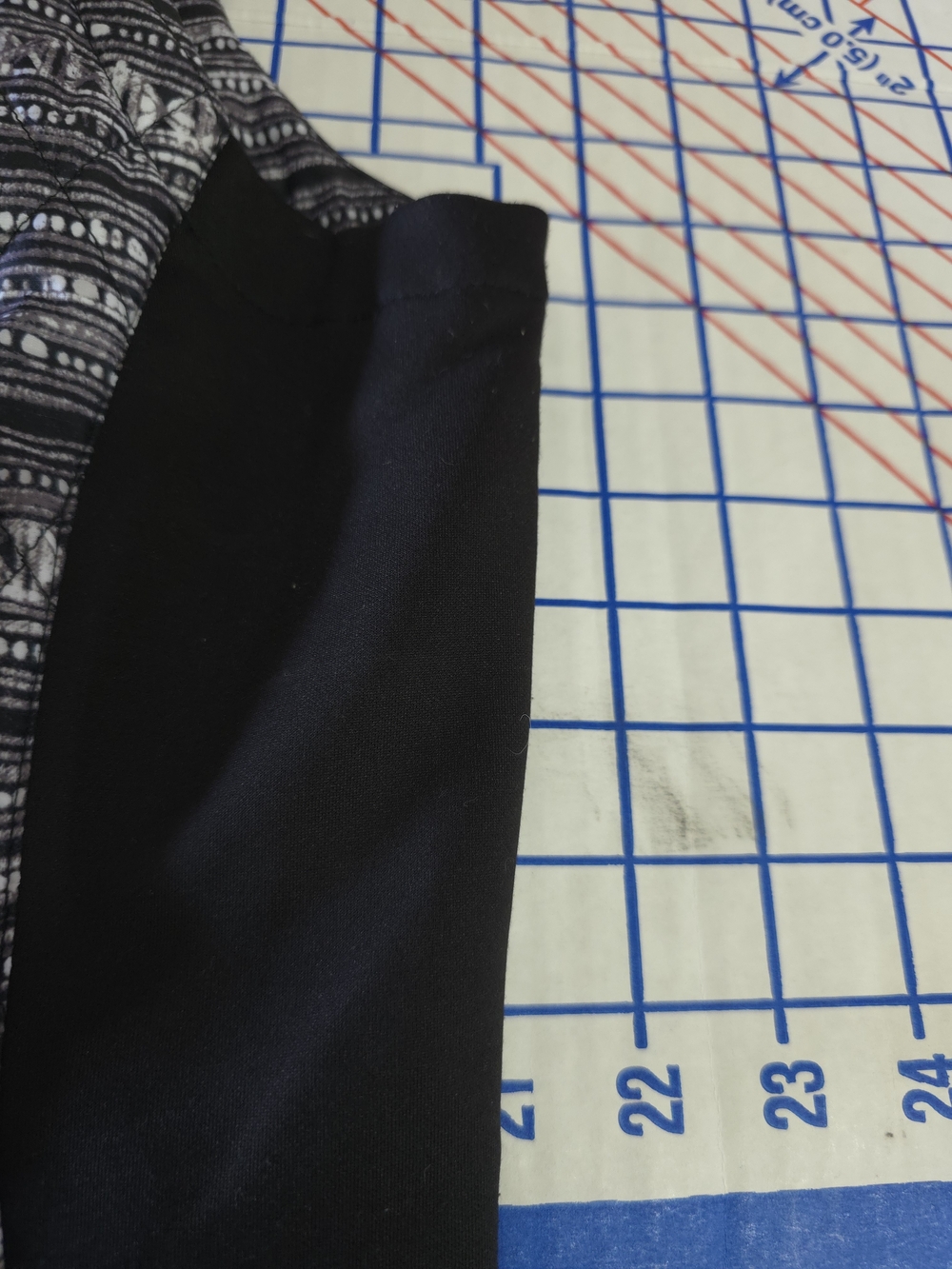 Marmot Quilted Sleeveless Vest in Black and Gray Pattern - Picture 7 of 8